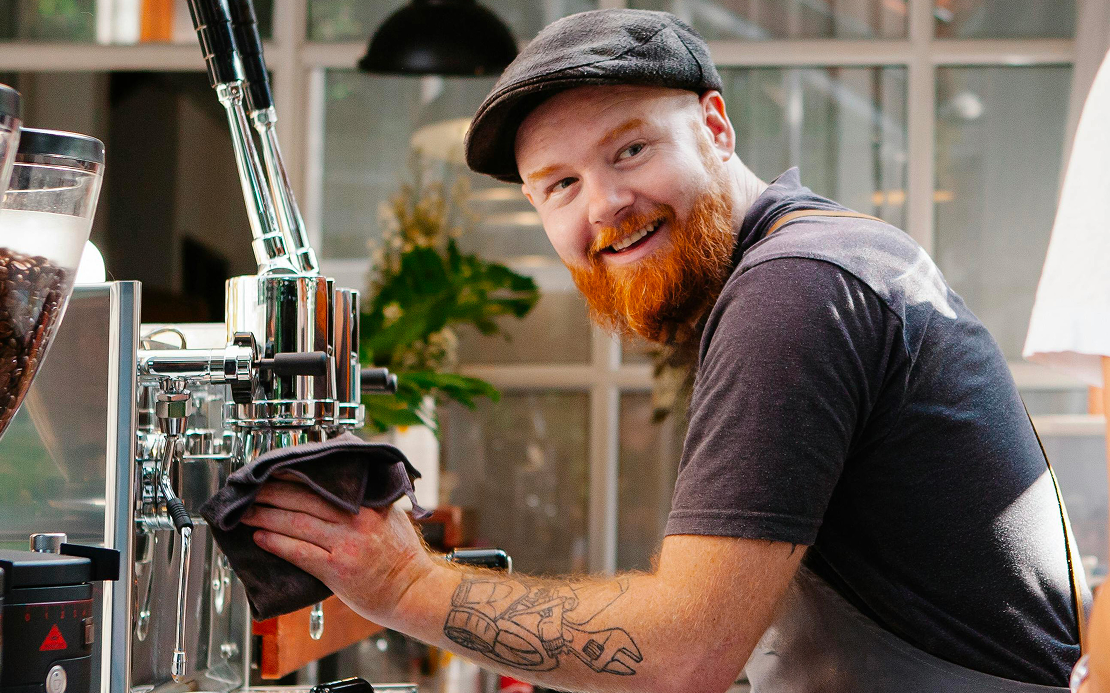 Un barista che sta lavorando