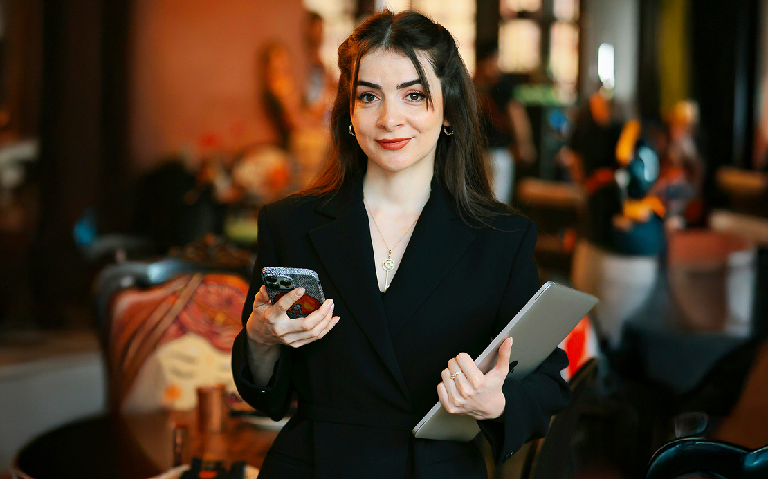Immagine di una donna con un telefono in mano